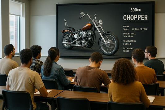 motos chopper 500 con alumnos mirando la pantalla